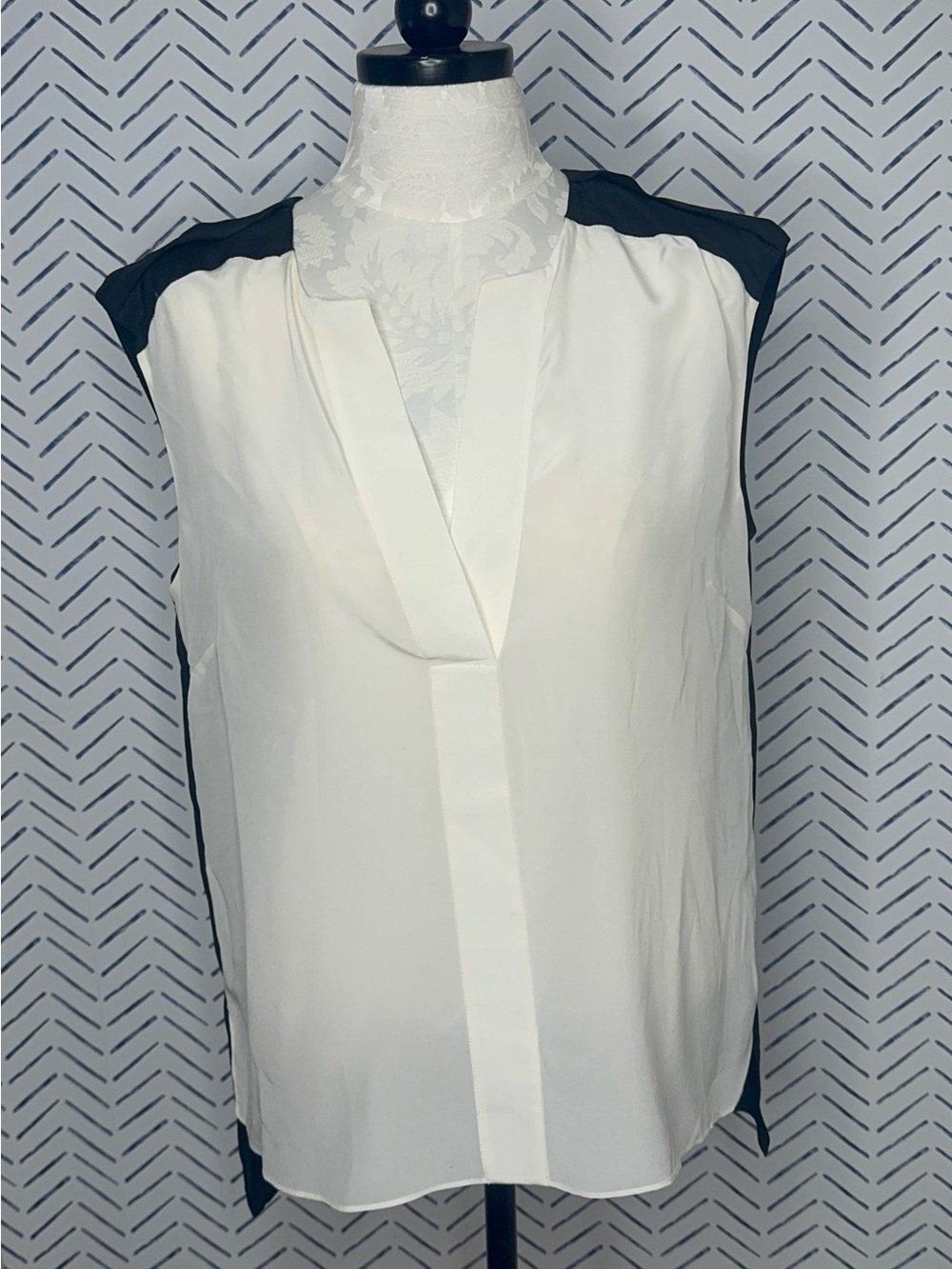 BCBG maxazra Sleeveless V-Neck Tank Blouse black white large